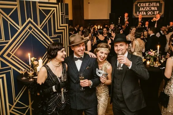 Eleganccy ludzie w stylu lat 20. na imprezie Wielki Gatsby