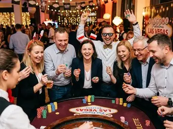 Goście rzucający kośćmi przy stole craps
